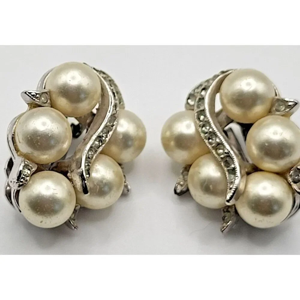 STUNNING RICHELIEU Glass White Pearls & Clear Rhinestones Clip On Earrings 1.2in